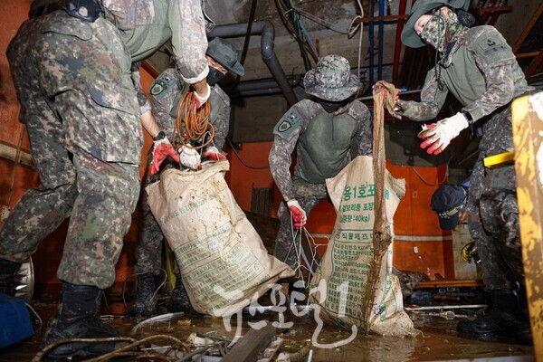 31사단 병사들이 극한 폭우 피해 복구 현장에 투입돼 구슬땀을 흘리고 있다. (사진 제공 : 광주광역시)