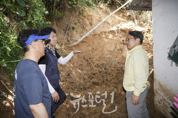 강기정 광주시장이 22일 첨단2동(산월동) 수해 현장을 찾아 밀여온 토사에 대한 얘기를 듣고 있다. (사진 제공 : 광주광역시)