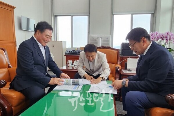 김산 군수가 서삼석 국회의원과 함께 김정 국회 예결위원장을 방문해 예산 협조를 하고 있다. (사진 제공 : 무안군)
