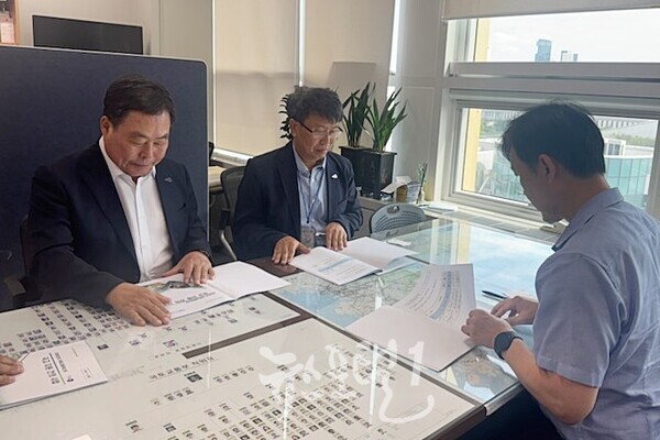 김산 군수가 국토예산과장을 찾아 국비 지원을 요청하고 있다. (사진 제공 : 무안군)
