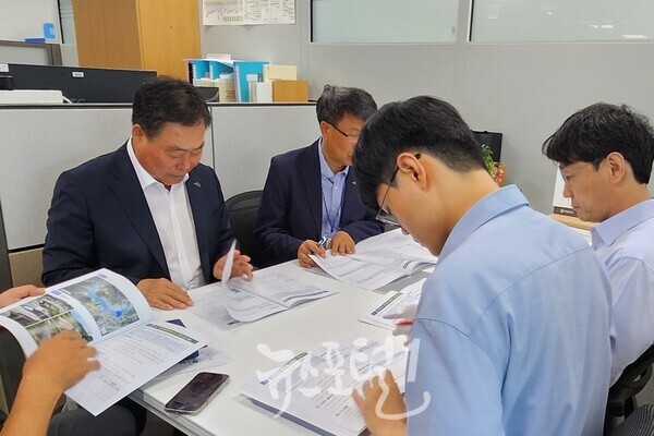 김산 군수가 안전예산과장을 만나 국비 지원을 요청하고 있다. (사진 제공 : 무안군)