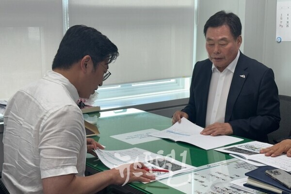김산 군수가 기후환경과장을 만나 국비 지원을 요청하고 있다 (사진 제공 : 무안군)