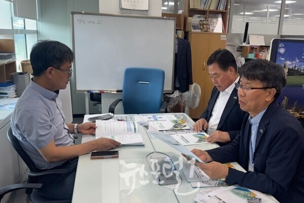 김산 군수가 문화예산과장을 찾아 국비 지원을 요청하고 있다 (사진 제공 : 무안군)