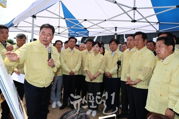 김산 군수가 무안읍 폭우 피해 현장을 방문한 더불어민주당 지도부에게 브리핑을 하고 있다. 정청래 대표, 김병기 원내대표, 전현희 수석최고위원, 김병주‧황명선‧서삼석 최고위원, 조승래 사무총장, 양부남 광주시당 위원장 들의 모습이 보인다. (사진 제공 : 무안군)
