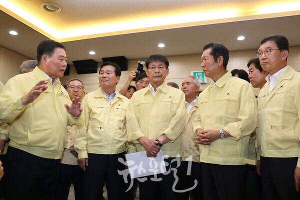 숭달문화예술회관에서 열린 간담회에서 김산 군수가 얘기를 하고 있다. 정청래 대표와 서삼석 최고위원, 주철현 전남도당 위원장, 신정훈 의원, 양부남 광주시당 위원장이 함께하고 있다. (사진 제공 : 무안군)