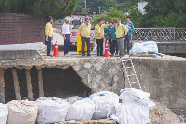 어룡동 피해 현장을 찾아 복구 현황을 점검하는 강기정 광주시장. 광산구의회 박현석‧정재봉‧박미옥 의원도 함께하고 있다. (사진 제공 : 광주광역시)