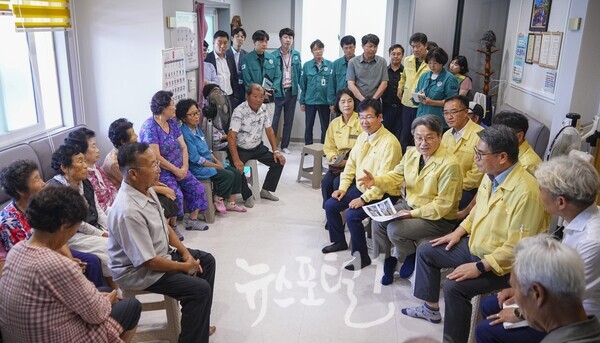 광주광역시 강기정 시장과 김준영 시민안전실장, 박병규 광산구청장, 박현석‧정재봉‧박미옥 의원 등이 어룡동 주민들과 간담회를 하고 있다. (사진 제공 : 광주광역시)