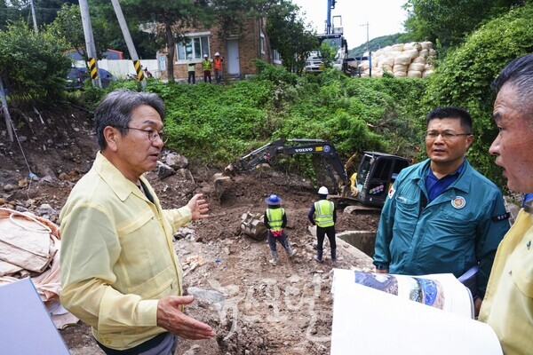 강기정 광주시장이 8일 오전, 역시 특별재난지역으로 지정된 삼도동 피해 현장을 잦아 복구 상황을 점검하고 있다. (사진 제공 : 광주광역시)