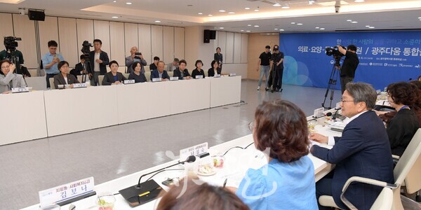 강기정 광주광역시장이 지난 6일 오후 시청 중회의실에서 정은경 보건복지부 장관, 전진숙 국회의원  등이 참석한 가운데 시 돌봄정책 현장간담회를 하고 있다 (사진 제공 : 광주광역시)