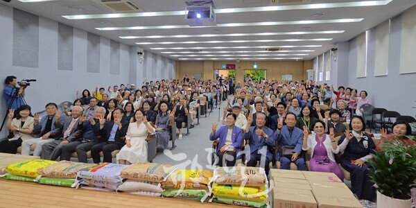 정경남 본부장은 축하 화환 대신 쌀로 후원을 받았다. (사진 제공 : 효령노인복지타운)