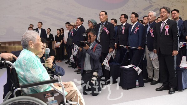 제80주년 광복절 경축식에서 양금덕 할머니가 애국가 1절을 부르고 있다. (사진 제공 : 광주광역시)