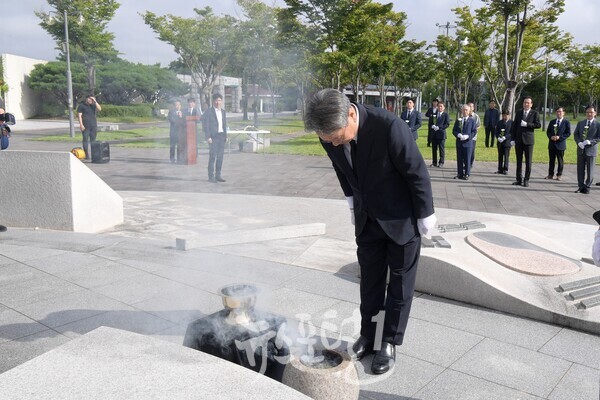 강기정 광주광역시장이 광복 80주년 광복절에 광주 독립운동 기념탑에서 분향 후 참배하고 있다. (사진 제공 : 광주광역시)