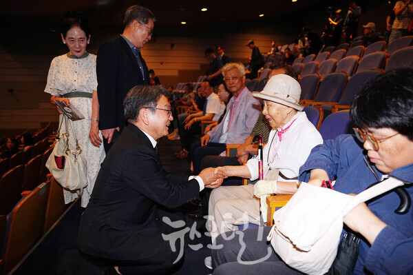 강기정 광주광역시장이 18일 오후 남구 빛고을시민문화관에서 열린 '김대중대통령 서거 16주기 추모식'에 참석해 시민들과 인사를 나누고 있다. (사진 제공 : 광주광역시)