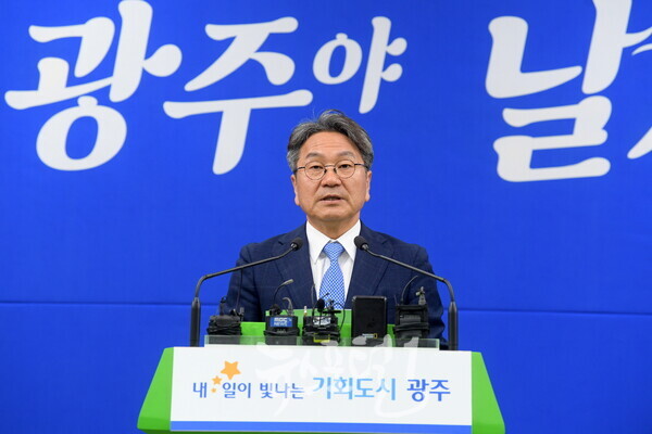 강기정 광주광역시장이 13일 오후 시청 브리핑룸에서 지역 공약 국정 과제 반영 성과 브리핑을 하고 있다. (사진 제공 : 광주광역시) (자료 사진)