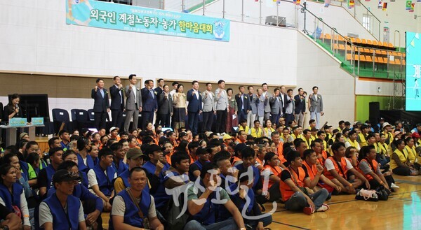 무안군이 ‘제2회 계절노동자‧농가 한마음대회’를 열어 외국인 계절노동자와 무안지역 농가를 위로하고 격려하는 자리를 가졌다. 사진은 개회식을 마치고 외국인 계절노동자와 함께 김산 군수, 바니 께오싸이야봉 라오스 고용국 부국장 등이 기념 촬영하는 모습.