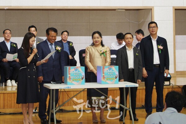 '제2회 무안군 계절노동자•농가 한마음대회' 개회식에서 강행원 외국인계절근로자 무안군연합회장과 바니 께오싸이야봉 라오스 고용국 부국장, 캄팟 온라시 노동관리국 부국장, 숙사콘 시하랏 해외고용과장이 경품 추첨을 하고 있다.