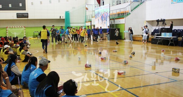 '제2회 무안군 계절노동자•농가 한마음대회' 명랑운동회. 신발 던져 선물 가져가기 게임 모습.