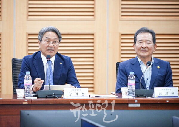 9월 1일 국회에서 열린 ‘국가AI컴퓨팅센터 광주 유치위원회 출범식’ 에 나란히 한 강기정 광주시장과 정세균 전 국무총리. (사진 제공 : 광주광역시)