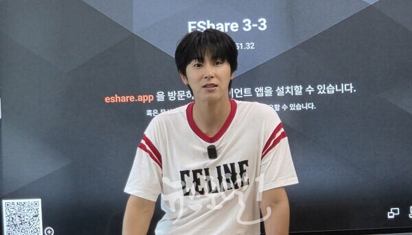 모교 광주 광일고등학교를 찾은 유노윤호가 후배들에게 얘기를 하고 있다. (사진 제공 : 광일고등학교)