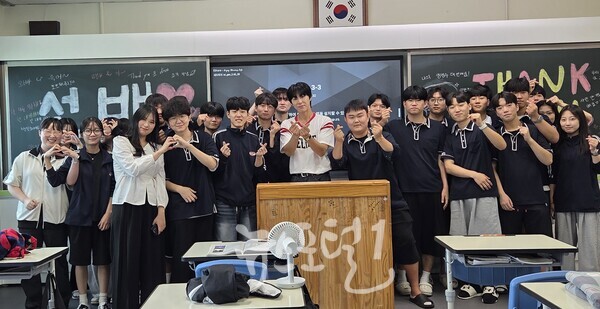 교실에서 재학생 후배들과 기념 촬영을 하는 유노윤호. (사진 제공 : 광일고등학교)