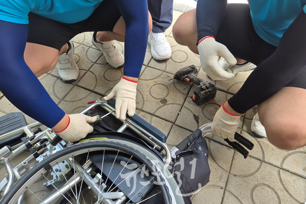 광주소년원생이 휠체어를 수리하고 있다. (사진 제공 : 광주소년원)