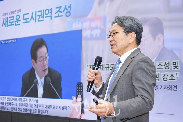 강기정 광주광역시장이 17일 오전 서울 여의도 국회의원회관 제1소회의실에서 열린 'AI모빌리티 신도시 구상 국회 정책토론회'에 참석해 '광주 미래 모빌리티 특화도시 조성'을 주제로 발표하고 있다.. (사진 제공 : 광주광역시)