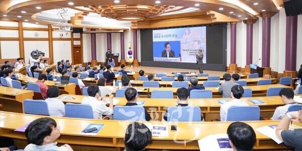 강기정 광주광역시장이 17일 오전 서울 여의도 국회의원회관 제1소회의실에서 열린 'AI모빌리티 신도시 구상 국회 정책토론회'에 참석해 '광주 미래 모빌리티 특화도시 조성'을 주제로 발표하고 있다.. (사진 제공 : 광주광역시)