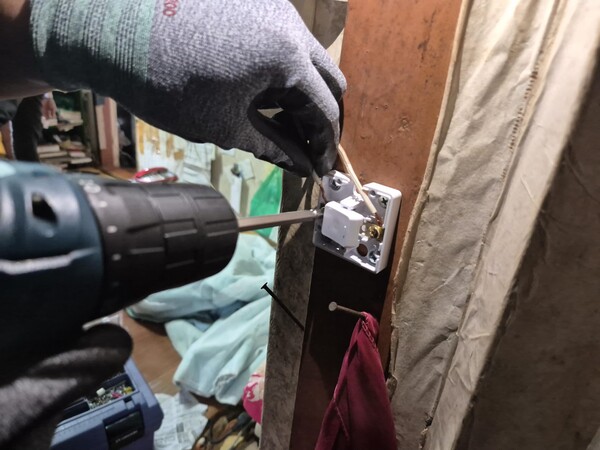 전기기능사 자격을 딴 광주소년원(고룡학교) 학생이 전등 스위치를 고치고 있다. (사진 제공 : 광주소년원)