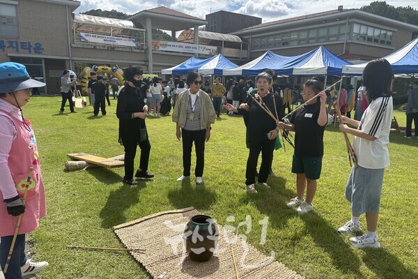 1·3세대가 함께 어울려 투호놀이를 하고 있다. (사진 제공 : 광주 효령노인복지타운)