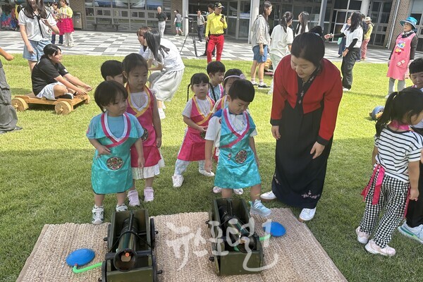광주 효령노인복지타운 「세대 공감, 흥부자 민속놀이 한마당」 에서 정경남 본부장이 어린이들을 살피고 있다. (사진 제공 : 광주 효령노인복지타운)