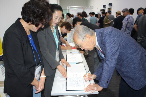 정찬용 전 청와대 인사수석이 방명록에 서명하고 있다.