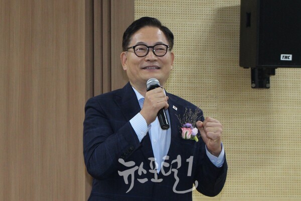 송영길 대표가 자신의 번역서 광주 북콘서트에서 인사말을 하고 있다.