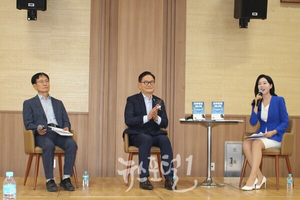 송영길 번역서 광주 북콘서트에서 최영태 전남대 명예교수(왼쪽), 송영길 대표(가운데)와 백수진 아나운서(오른쪽)이 토크콘서트를 하고 있다.