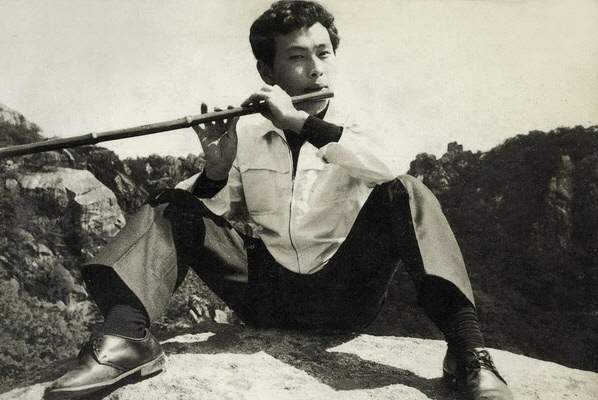 피리 부는 윤상원 열사