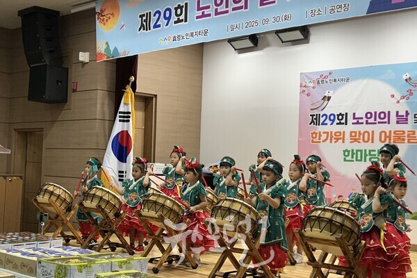 구립 꽃들어린이집 어린이들이 광주 효령노인복지타운 ‘제29회 노인의 날’ 기념행사에서 식전 공연을 하고 있다.
