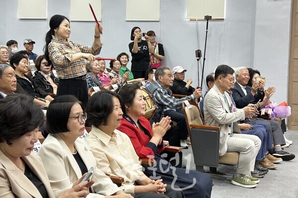 광주효령노인복지타운 ‘제29회 노인의 날 기념행사’ 구립 꽃들어린이집 어린이들의 식전 공연을 관람하는 모습. (왼쪽부터) 전소영 꽃들어린이집 원장, 박명희 조선간호대학교 총장, 유귀숙 강기정 광주광역시장 부인, 정경남 효령타운 본부장, 조호권 전 광주사회서비스원장, 천익출 한국우리밀농협 조합장,.