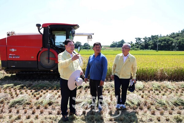 농민 출신인 김산 무안군수(왼쪽)가 조생종 벼 베기를 하고 있는 무안군 운남면 박순복씨 논으로 방문해 격려하고 있다. (사진 제공 : 무안군)