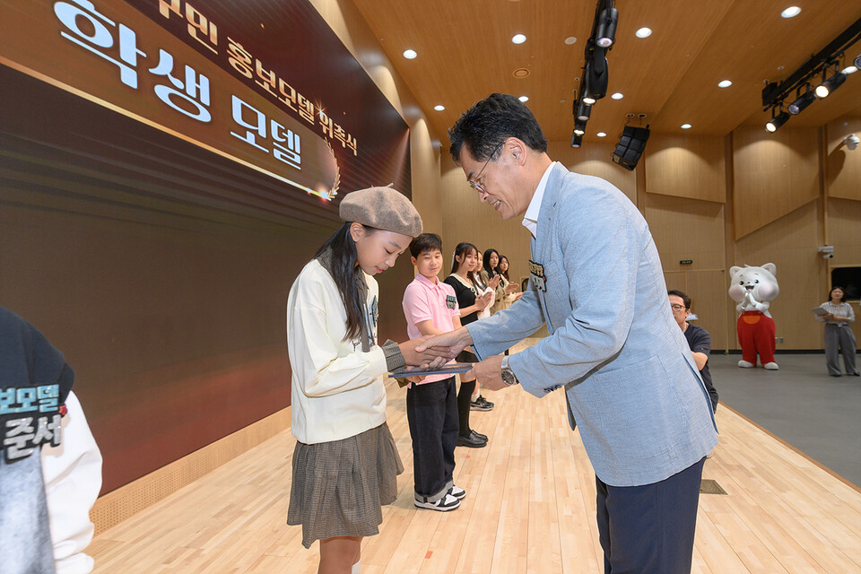 이기재 양천구청장이 학생 홍보모델에게 위촉장을 수여하고 있다.ㅣ양천구 제공