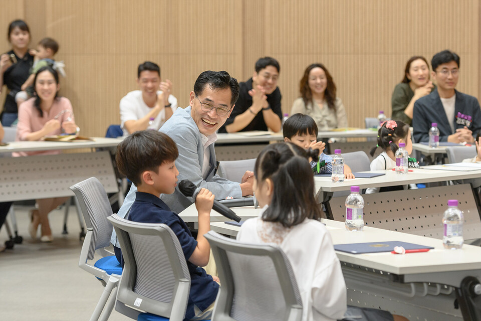 구청 양천디지털미디센터에서 열린 제10기 홍보모델 위촉식에서 어린이 모델이 선발 소감을 이야기하고 있다.ㅣ양천구 제공