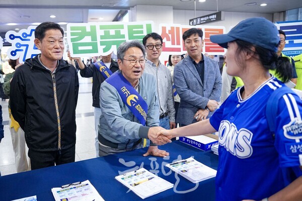 강기정 광주광역시장이 3일 오후 서구 유·스퀘어 종합버스터미널에서 이계영 금호고속 사장 등과 귀성객들에게 추석 명절 인사를 전하며 국가AI컴퓨팅센터 유치 캠페인을 벌이고 있다. (사진 제공 : 광주광역시)