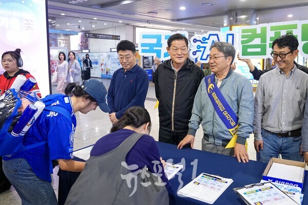 강기정 광주광역시장이 3일 오후 서구 유·스퀘어 종합버스터미널에서 이계영 금호고속 사장 등과 귀성객들에게 추석 명절 인사를 전하며 국가AI컴퓨팅센터 유치 캠페인을 벌이고 있다. (사진 제공 : 광주광역시)