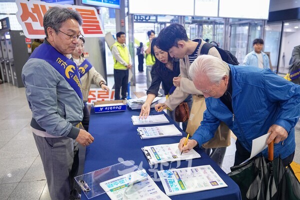 강기정 광주광역시장이 3일 오후 서구 유·스퀘어 종합버스터미널에서 추석 명절 인사를 전하며 국가AI컴퓨팅센터 유치 캠페인을 벌이고 있다. (사진 제공 : 광주광역시)