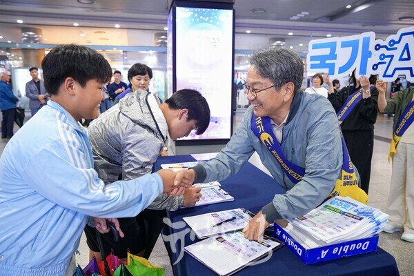 강기정 광주광역시장이 3일 오후 서구 유·스퀘어 종합버스터미널에서 추석 명절 인사를 전하며 국가AI컴퓨팅센터 유치 캠페인을 벌이던 한 학생과 악수를 나누고 있다. (사진 제공 : 광주광역시)