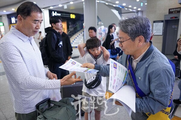 강기정 광주광역시장이 3일 오후 서구 유·스퀘어 종합버스터미널에서 추석 명절 인사를 전하며 국가AI컴퓨팅센터 유치 캠페인을 벌이며 홍보 전단지를 나눠주고 있다. (사진 제공 : 광주광역시)