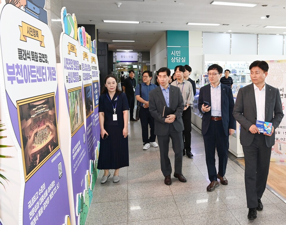 조용익 부천시장(오른쪽)이 ‘기본을 심다, 혁신이 피어나다’를 주제로 열린 ‘혁신·적극행정 전시회’를 둘러보고 있다.ㅣ부천시 제공