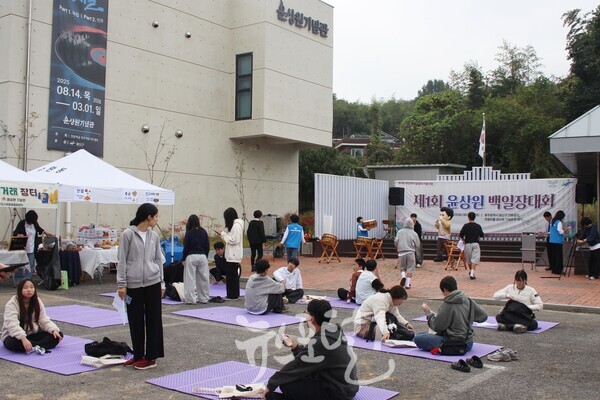 「제1회 윤상원 백일장대회」가 열리는 10월 25일(토) 임곡동 천동마을의 윤상원 기념관 추모 광장 모습. 왼쪽 건물이 윤상원 기념관이다.