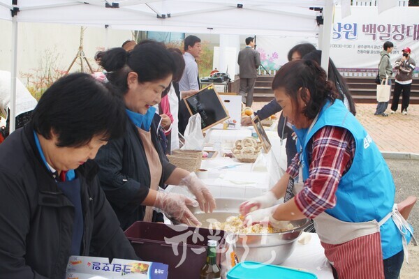 「제1회 윤상원 백일장대회」에서는 아침 일찍 참가한 학생들과 방문객을 위해 오월 주먹밥 나눔을 했다.