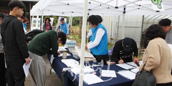 「제1회 윤상원 백일장대회」 아침 일찍 도착한 참가자들이 접수 확인을 하고 있다.
