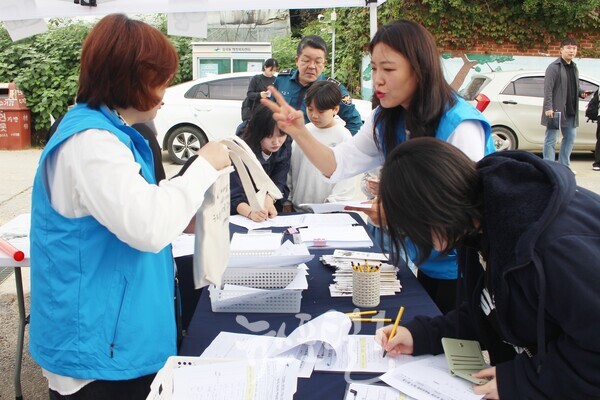 ​「제1회 윤상원 백일장대회」 접수 확인하는 모습. 대회의 숨은 공로자 김연주 간사와 박석수 임곡파출소장의 도 함께한다.