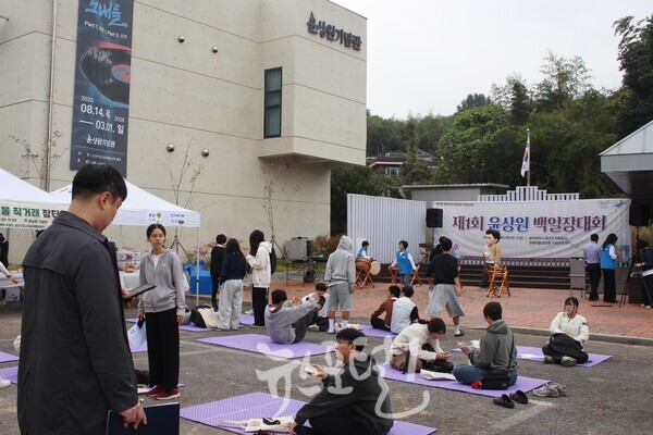 「제1회 윤상원 백일장대회」가 열리는 윤상원 기념관 추모 광장 모습.